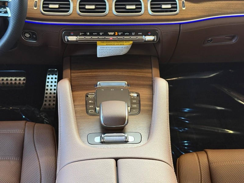 Mercedes-Benz GLS Vehicle Full-screen Gallery Image 19