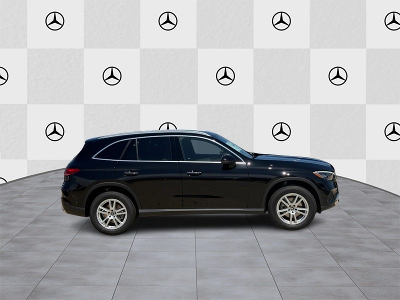 Mercedes-Benz GLC Vehicle Full-screen Gallery Image 2