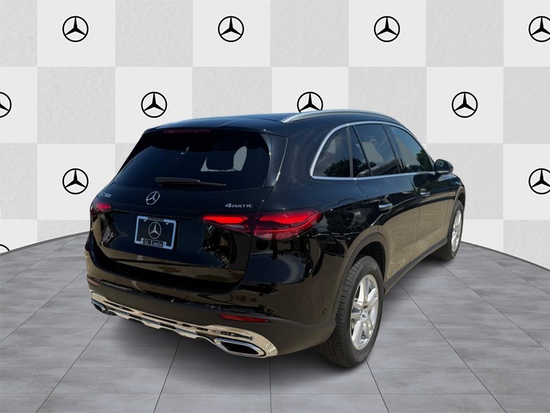 Mercedes-Benz GLC Vehicle Full-screen Gallery Image 3