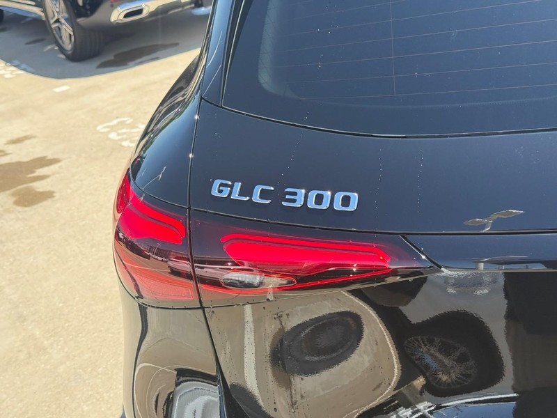 Mercedes-Benz GLC Vehicle Full-screen Gallery Image 4