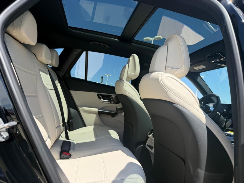 Mercedes-Benz GLC Vehicle Full-screen Gallery Image 8