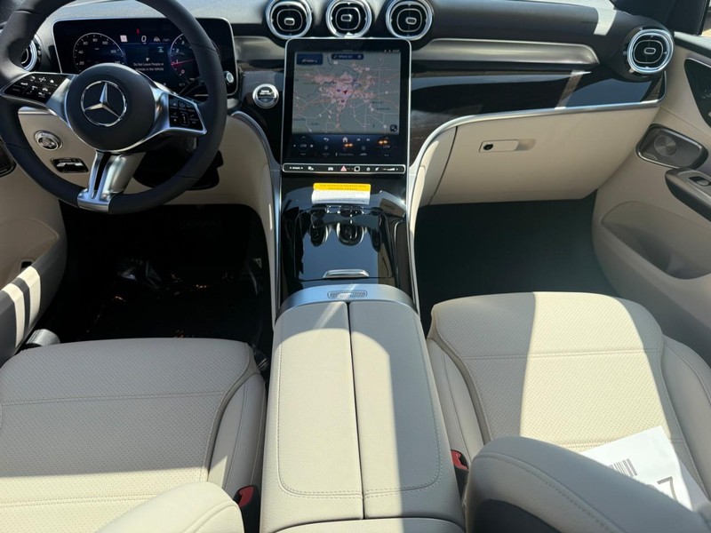 Mercedes-Benz GLC Vehicle Full-screen Gallery Image 9