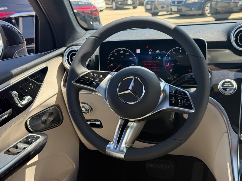 Mercedes-Benz GLC Vehicle Full-screen Gallery Image 10