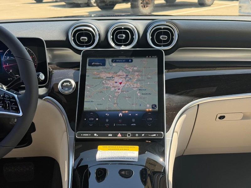 Mercedes-Benz GLC Vehicle Full-screen Gallery Image 11