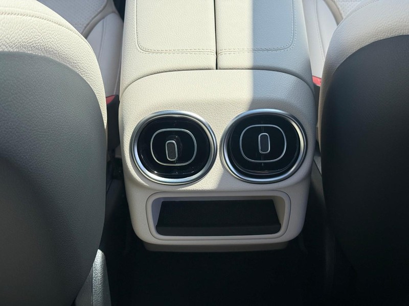Mercedes-Benz GLC Vehicle Full-screen Gallery Image 13