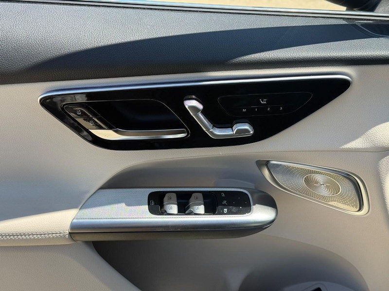 Mercedes-Benz GLC Vehicle Full-screen Gallery Image 14