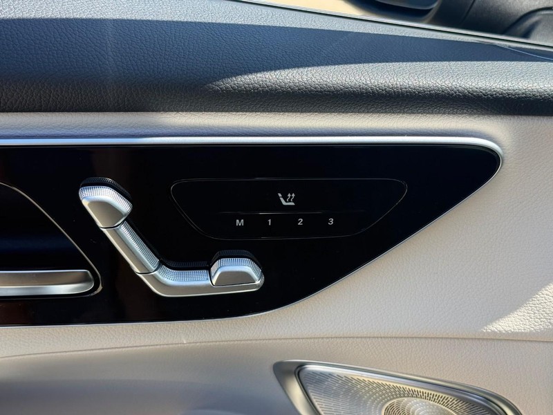 Mercedes-Benz GLC Vehicle Full-screen Gallery Image 15