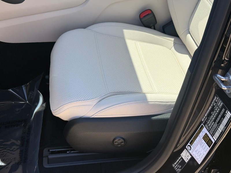 Mercedes-Benz GLC Vehicle Full-screen Gallery Image 16
