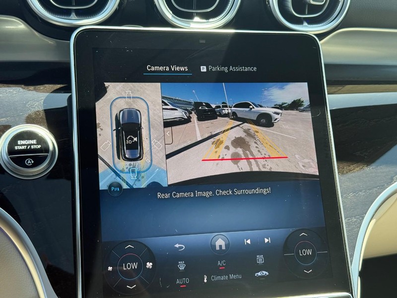 Mercedes-Benz GLC Vehicle Full-screen Gallery Image 19