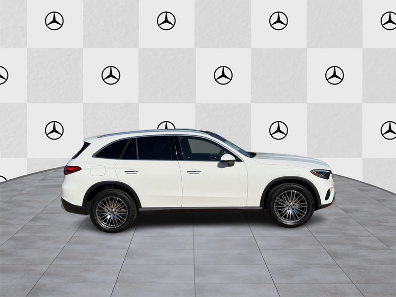 Mercedes-Benz GLC Vehicle Full-screen Gallery Image 2