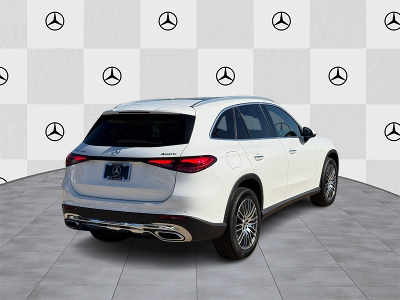 Mercedes-Benz GLC Vehicle Full-screen Gallery Image 3