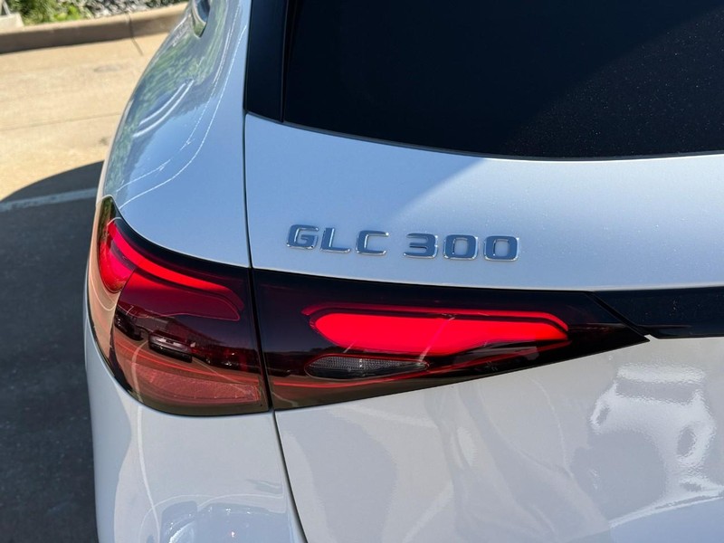 Mercedes-Benz GLC Vehicle Full-screen Gallery Image 4