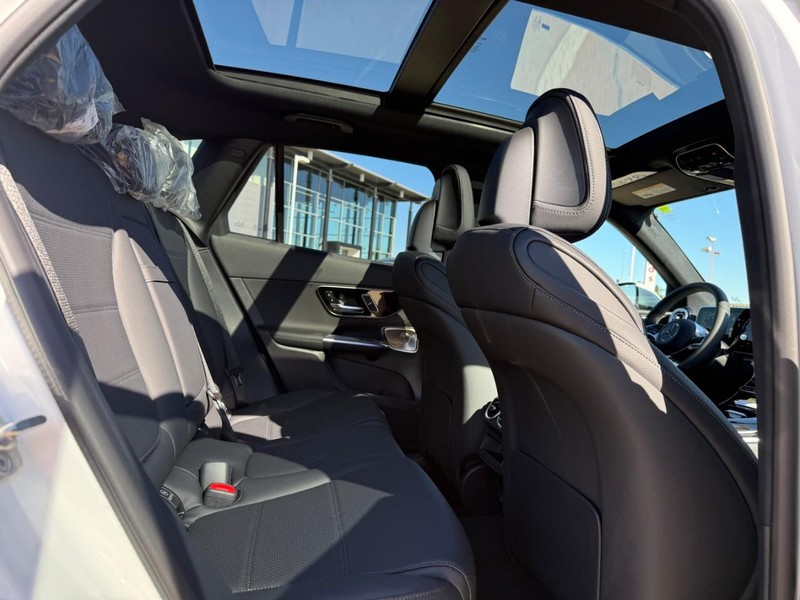 Mercedes-Benz GLC Vehicle Full-screen Gallery Image 6