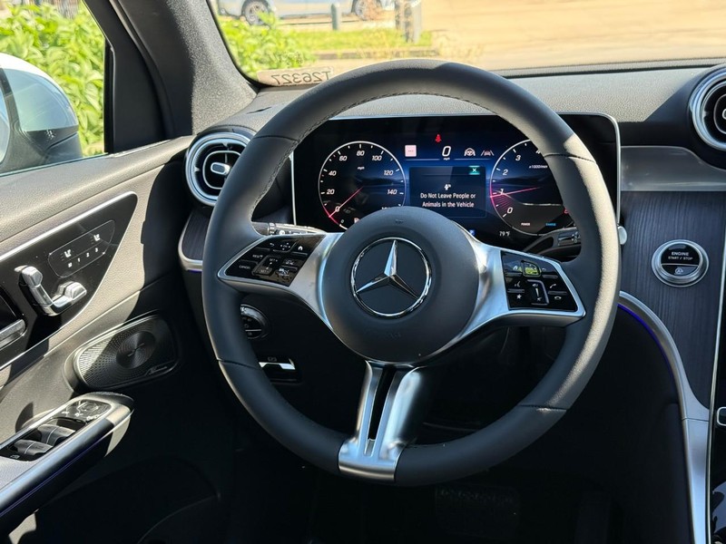 Mercedes-Benz GLC Vehicle Full-screen Gallery Image 8