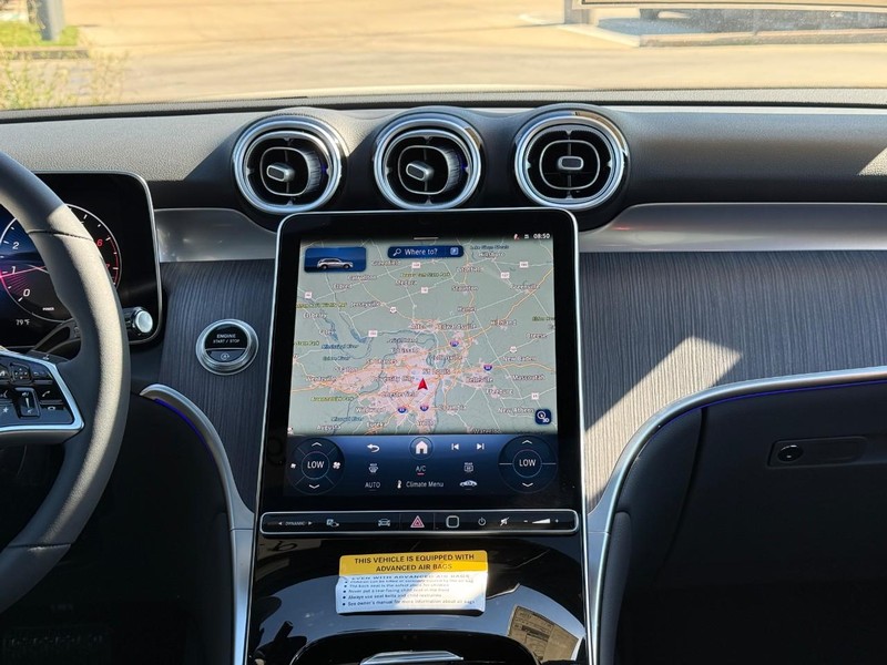 Mercedes-Benz GLC Vehicle Full-screen Gallery Image 9
