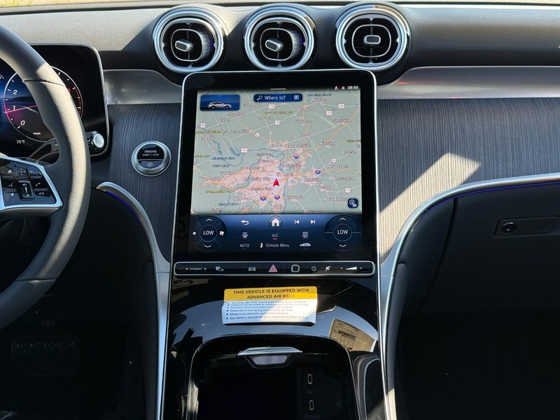 Mercedes-Benz GLC Vehicle Full-screen Gallery Image 10
