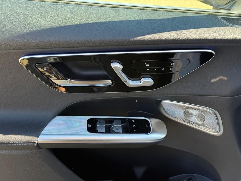 Mercedes-Benz GLC Vehicle Full-screen Gallery Image 12