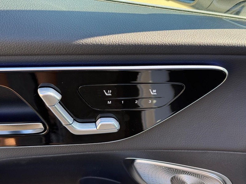 Mercedes-Benz GLC Vehicle Full-screen Gallery Image 13