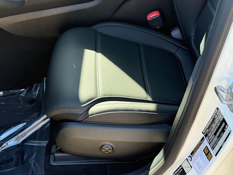 Mercedes-Benz GLC Vehicle Full-screen Gallery Image 14