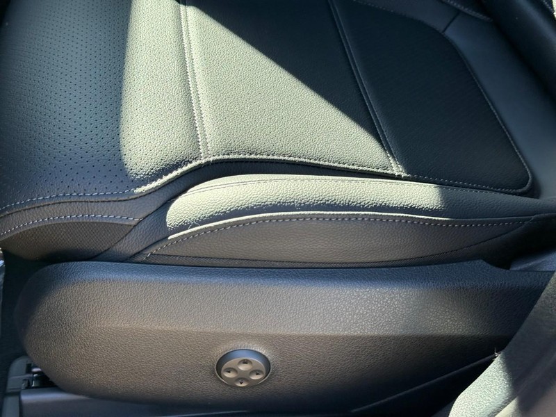 Mercedes-Benz GLC Vehicle Full-screen Gallery Image 15