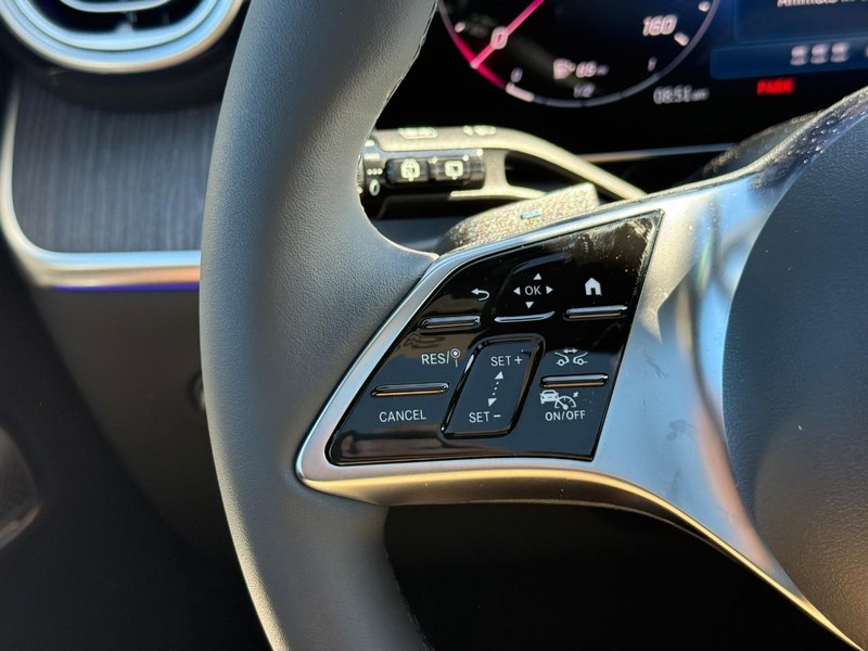 Mercedes-Benz GLC Vehicle Full-screen Gallery Image 16