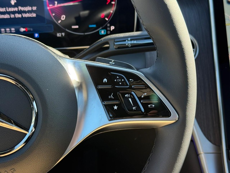 Mercedes-Benz GLC Vehicle Full-screen Gallery Image 17