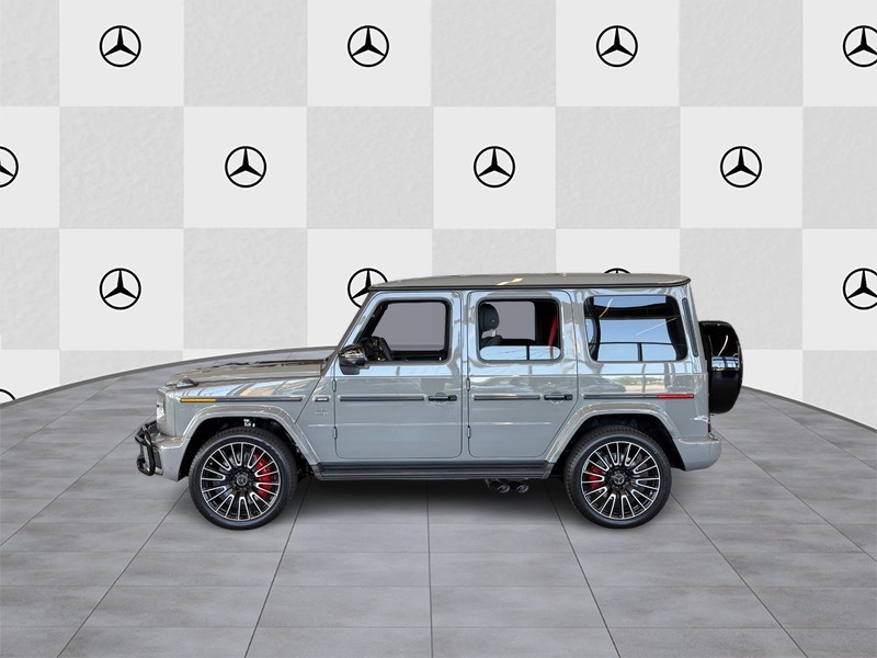 Mercedes-Benz G-Class Vehicle Full-screen Gallery Image 2