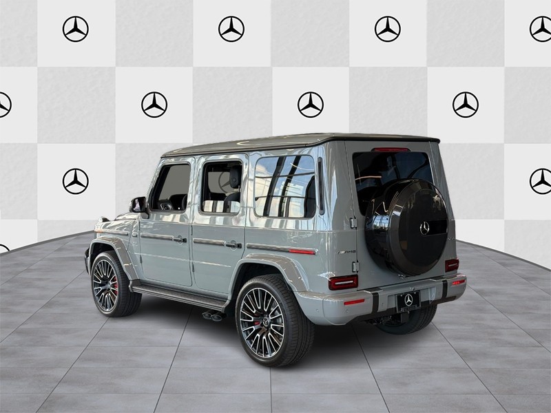 Mercedes-Benz G-Class Vehicle Full-screen Gallery Image 3