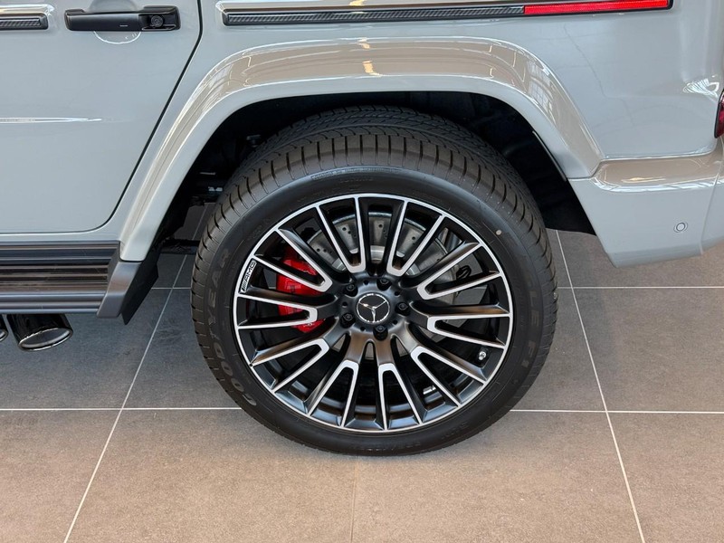 Mercedes-Benz G-Class Vehicle Full-screen Gallery Image 5