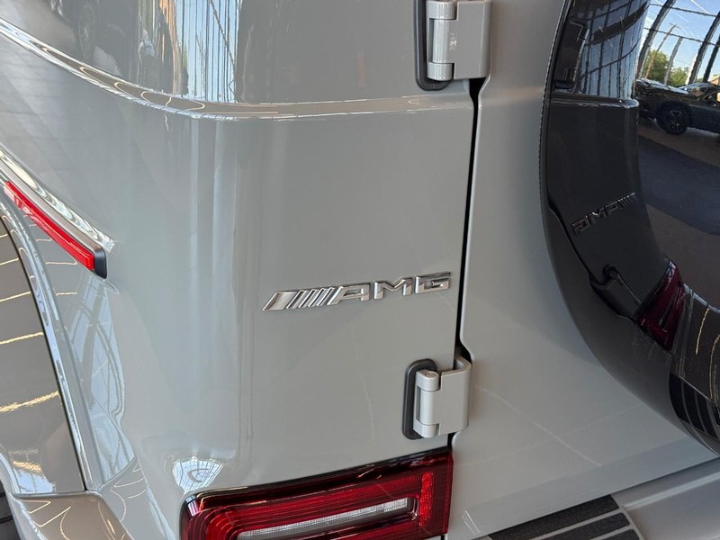 Mercedes-Benz G-Class Vehicle Full-screen Gallery Image 6