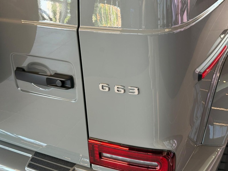 Mercedes-Benz G-Class Vehicle Full-screen Gallery Image 7