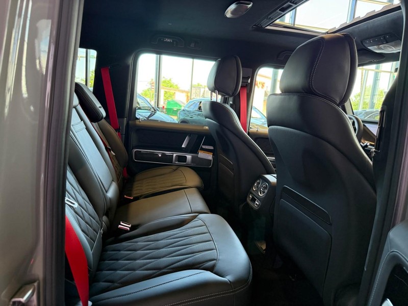 Mercedes-Benz G-Class Vehicle Full-screen Gallery Image 8