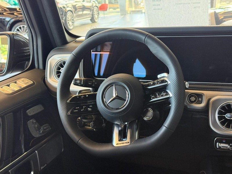 Mercedes-Benz G-Class Vehicle Full-screen Gallery Image 10