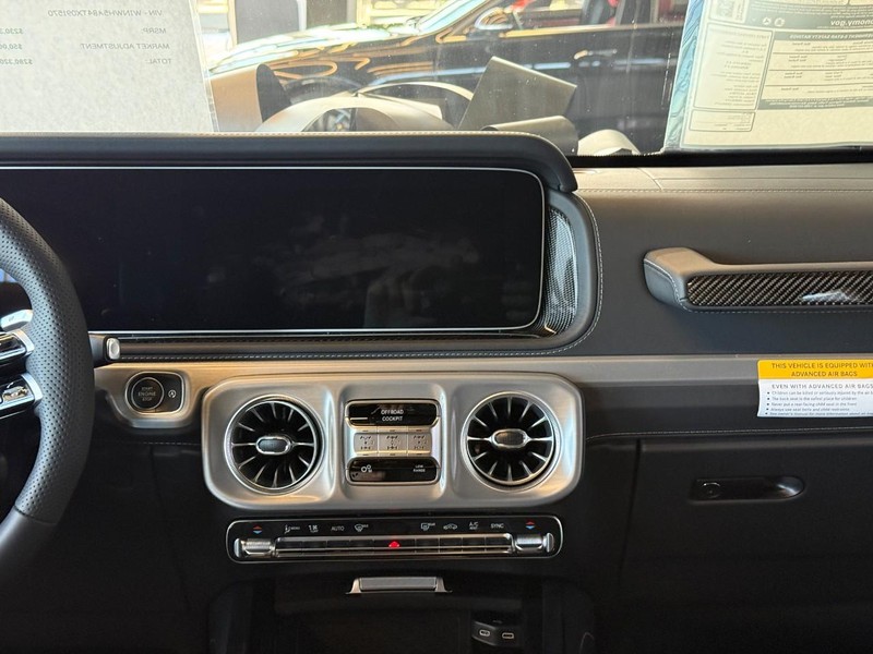 Mercedes-Benz G-Class Vehicle Full-screen Gallery Image 11