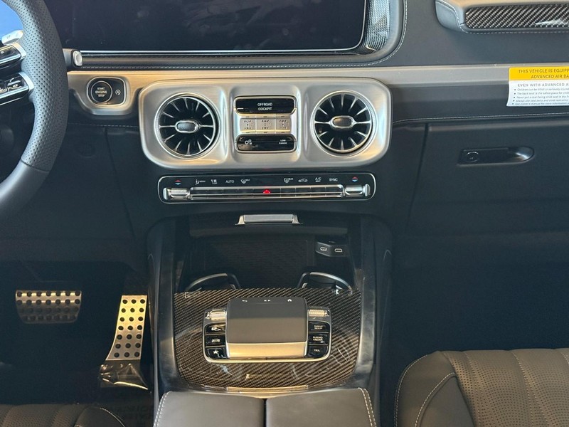 Mercedes-Benz G-Class Vehicle Full-screen Gallery Image 12