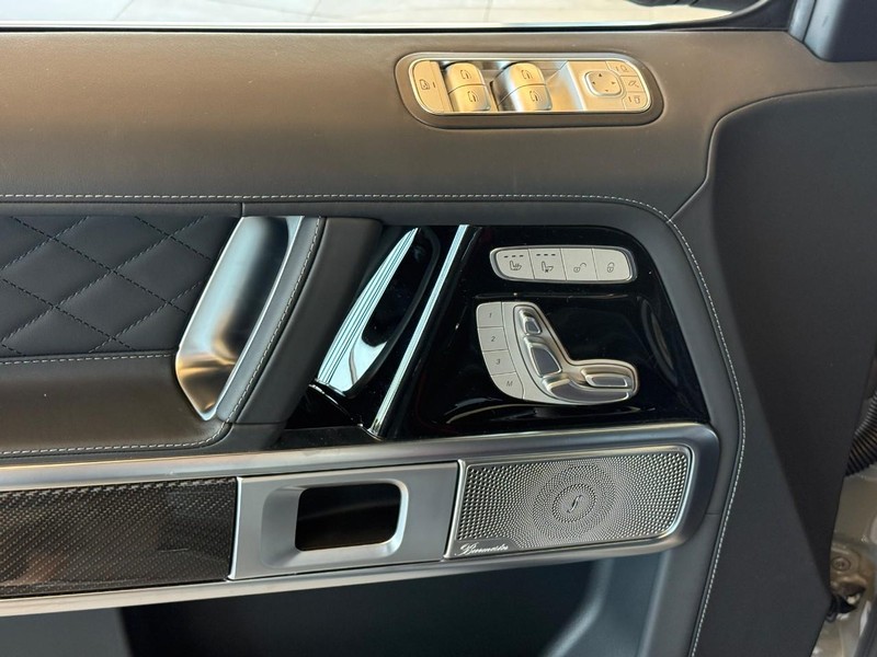 Mercedes-Benz G-Class Vehicle Full-screen Gallery Image 13