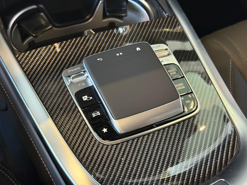 Mercedes-Benz G-Class Vehicle Full-screen Gallery Image 16