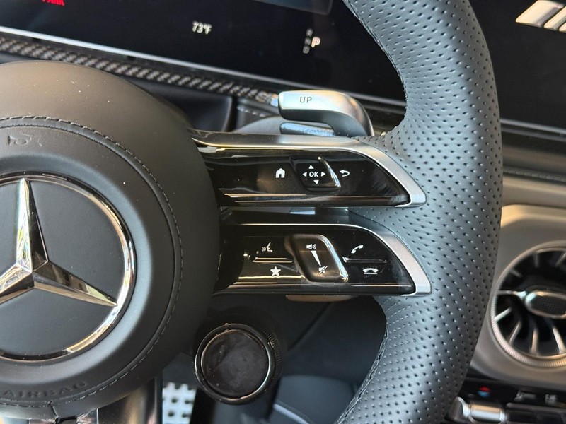 Mercedes-Benz G-Class Vehicle Full-screen Gallery Image 17