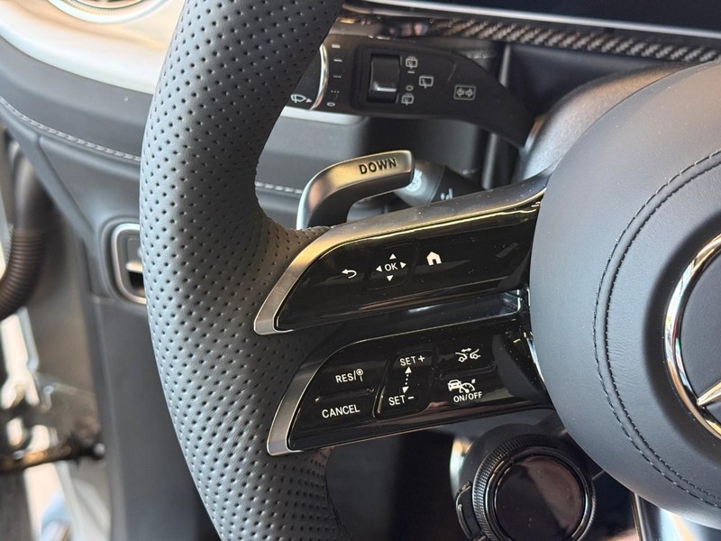 Mercedes-Benz G-Class Vehicle Full-screen Gallery Image 18
