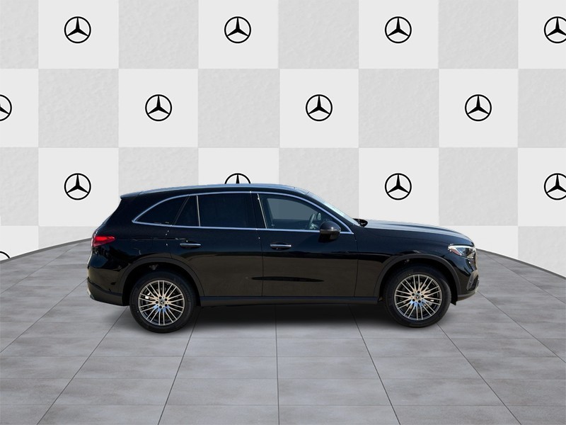 Mercedes-Benz GLC Vehicle Full-screen Gallery Image 2