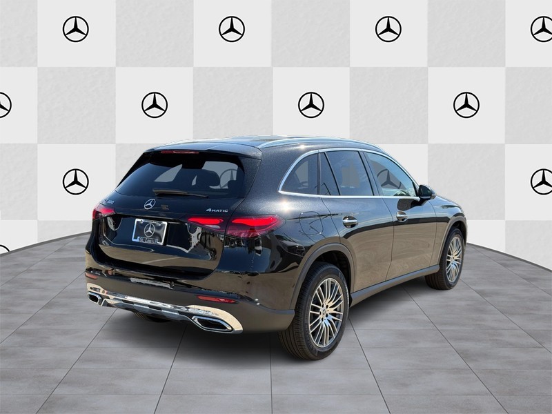 Mercedes-Benz GLC Vehicle Full-screen Gallery Image 3