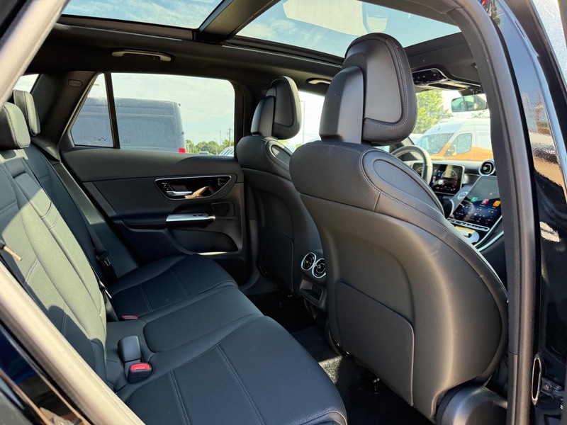 Mercedes-Benz GLC Vehicle Full-screen Gallery Image 5
