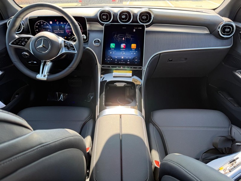 Mercedes-Benz GLC Vehicle Full-screen Gallery Image 6