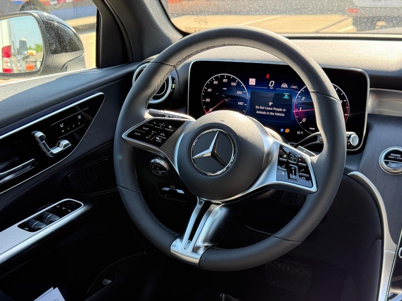 Mercedes-Benz GLC Vehicle Full-screen Gallery Image 7