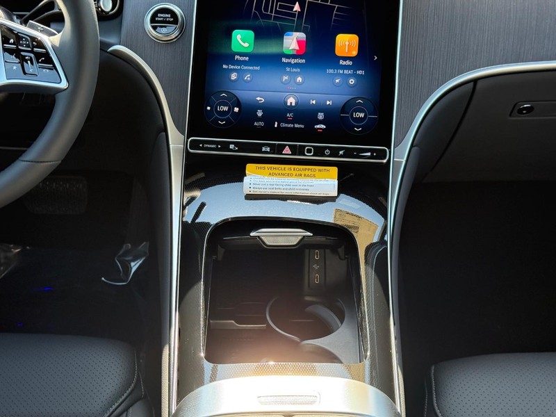 Mercedes-Benz GLC Vehicle Full-screen Gallery Image 9