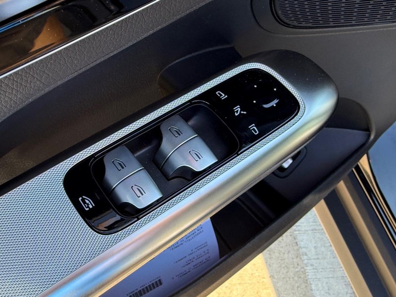 Mercedes-Benz GLC Vehicle Full-screen Gallery Image 10