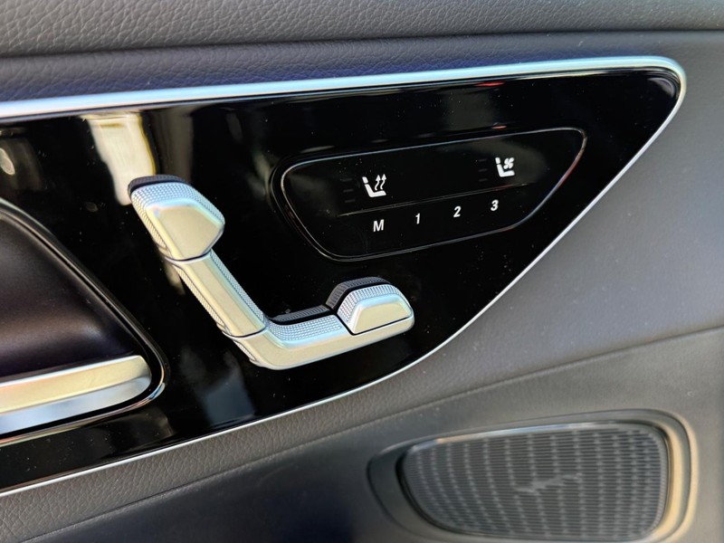 Mercedes-Benz GLC Vehicle Full-screen Gallery Image 11