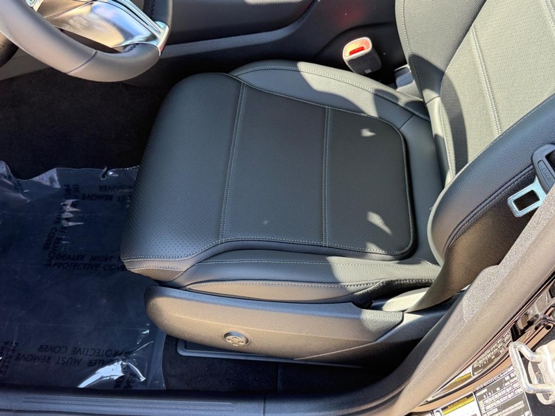 Mercedes-Benz GLC Vehicle Full-screen Gallery Image 12