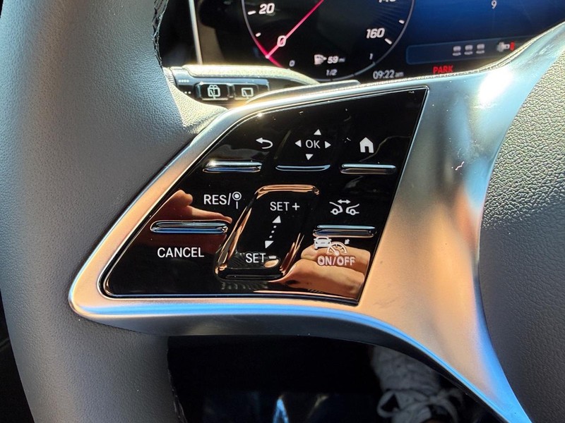 Mercedes-Benz GLC Vehicle Full-screen Gallery Image 13