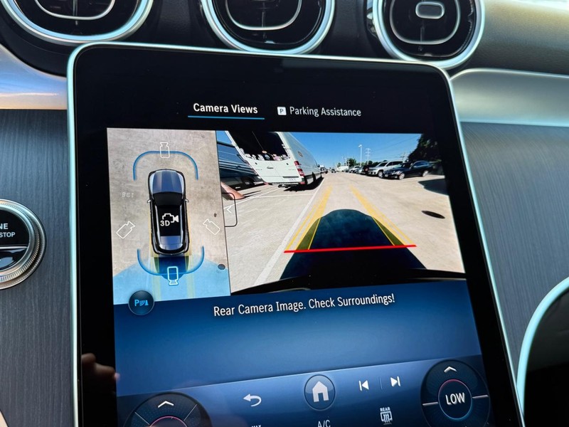 Mercedes-Benz GLC Vehicle Full-screen Gallery Image 16